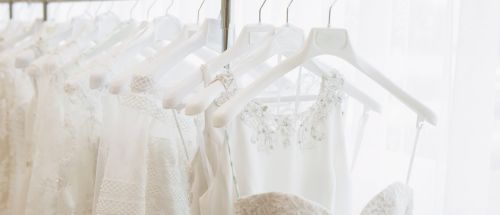 Step 2 Deposits and　Bookings (3-6 months in advance)